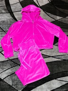 VICTORIA SECRET ON-POINT 2022 EMBROIDERED PINK VELOUR CROP HOODIE & JOGGERS SET